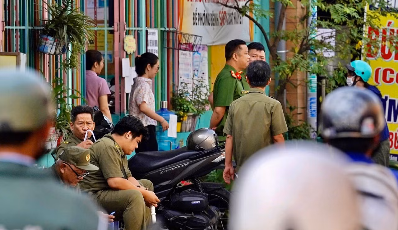 Cháy quán chay khiến 2 mẹ con tử vong: Vẫn là nhà chỉ một lối thoát hiểm -1