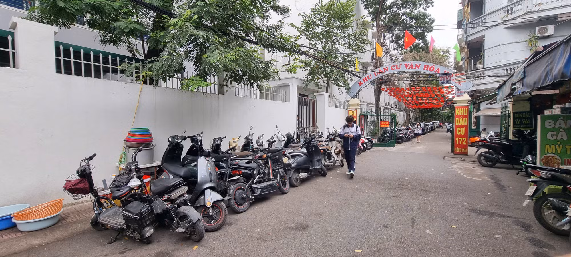 Hà Nội: Điểm trông giữ xe tự phát quanh trường học có tiếp tay cho vi phạm? -0