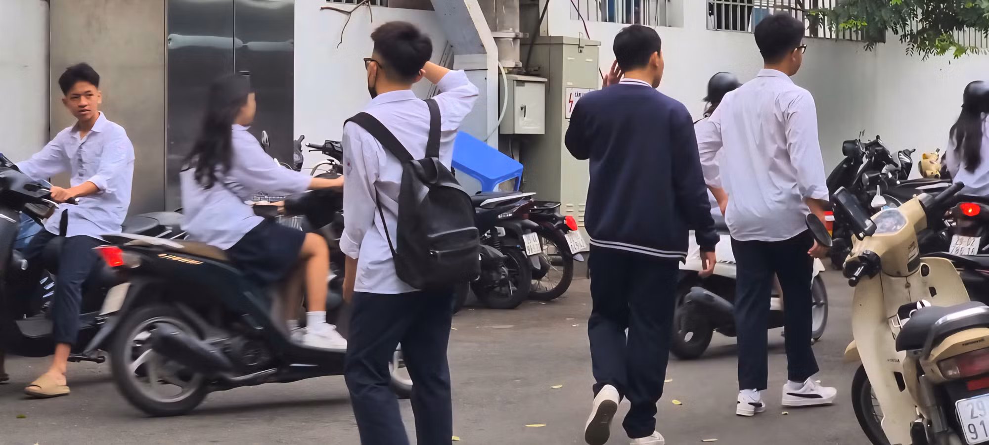 Hà Nội: Điểm trông giữ xe tự phát quanh trường học có tiếp tay cho vi phạm? -0