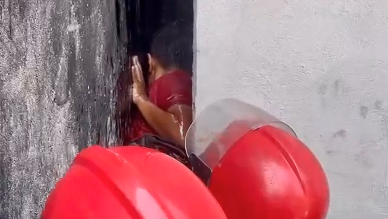 20 phút nghẹt thở giải cứu bé trai mắc kẹt giữa vách 2 căn nhà -0