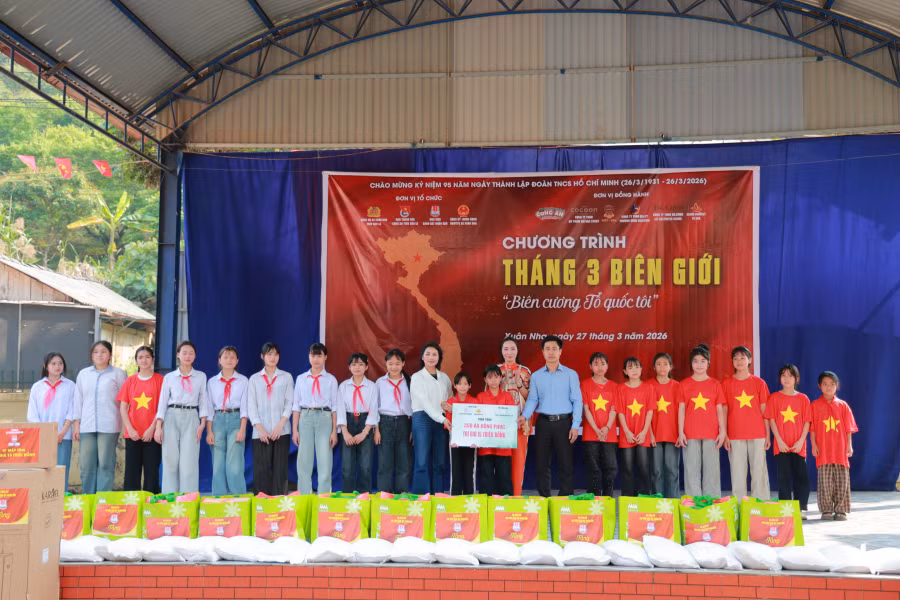 Học viện Cảnh sát nhân dân mang nhiều phần quà ý nghĩa về với học sinh và cán bộ Công an biên giới -0