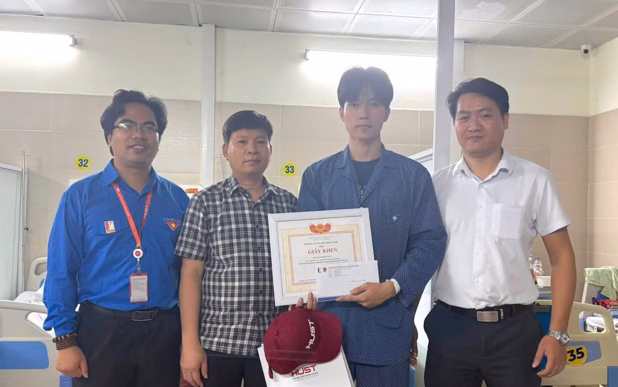 Đại học Bách khoa Hà Nội khen thưởng nam sinh lao vào đám cháy cứu người -0