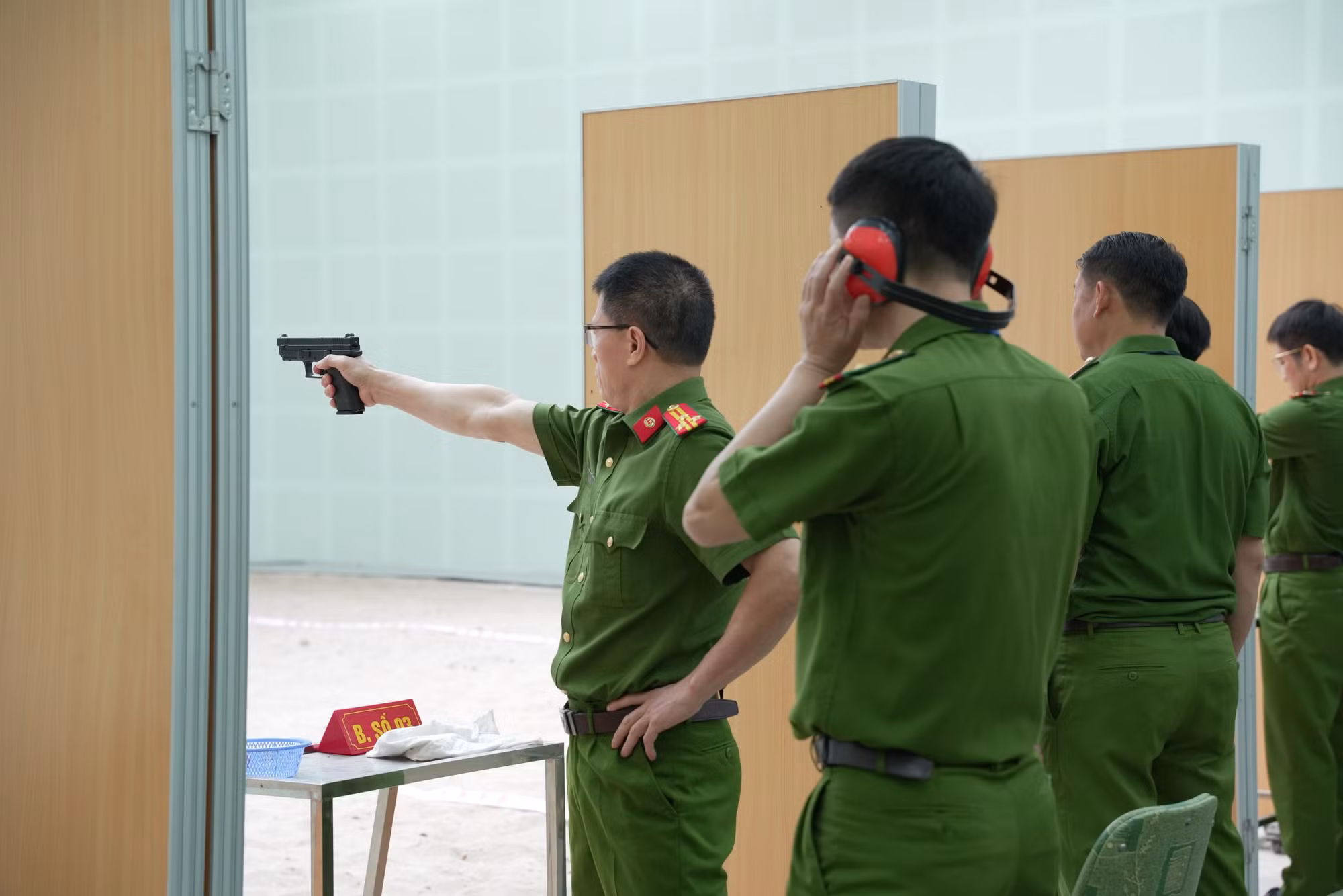 Cảnh sát hình sự thi tài bắn súng quân dụng -1