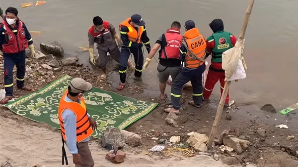 Tìm thấy thi thể nạn nhân vụ chìm tàu trên sông Hồng