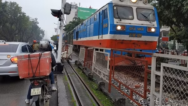 Xử lý nghiêm nhiều lỗi vi phạm giao thông đường sắt từ 15/5