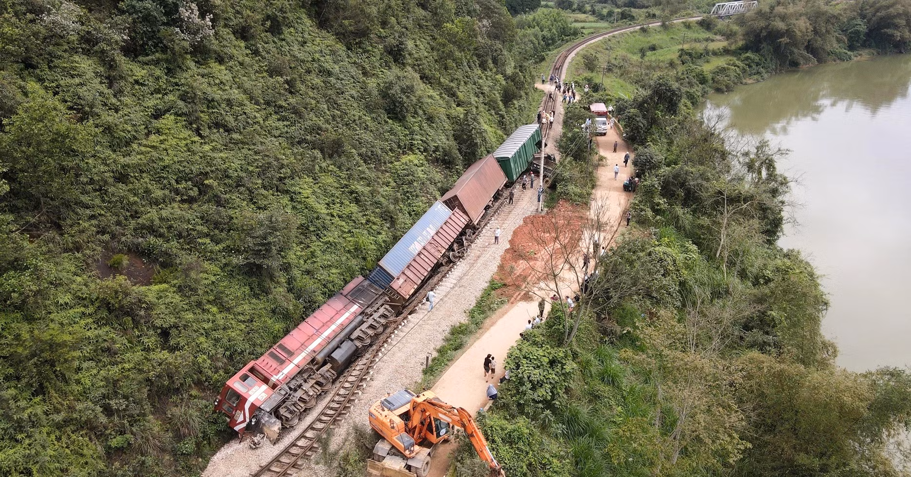 Lối đi tự mở giao cắt qua đường sắt, ẩn hỏa chực chờ -0