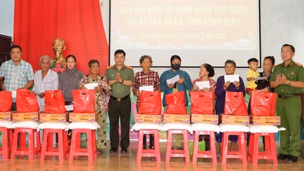 Cục An ninh nội địa tặng quà cho người dân xã biên giới tỉnh Đồng Tháp