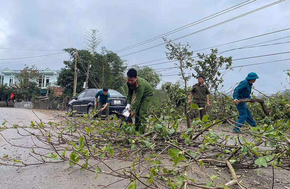 Công an cơ sở kịp thời hỗ trợ người dân khắc phục hậu quả giông lốc -0