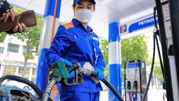 Đề xuất giảm 50% thuế bảo vệ môi trường với xăng, dầu