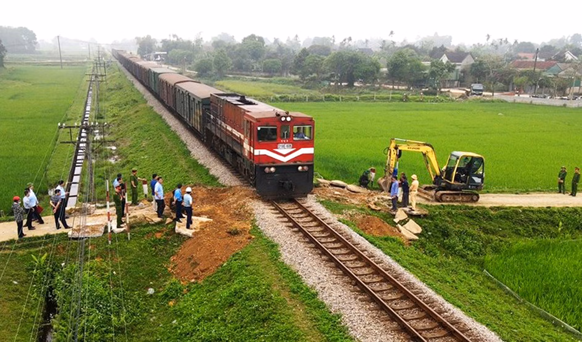 Lối đi tự mở giao cắt qua đường sắt, ẩn hỏa chực chờ -0