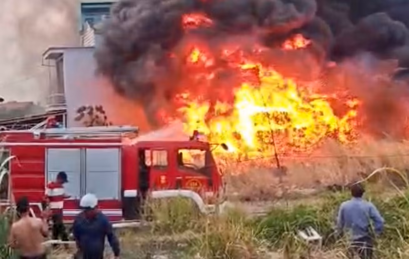Cháy lớn tại bãi đất trống đe dọa hàng chục căn nhà&nbsp; -0