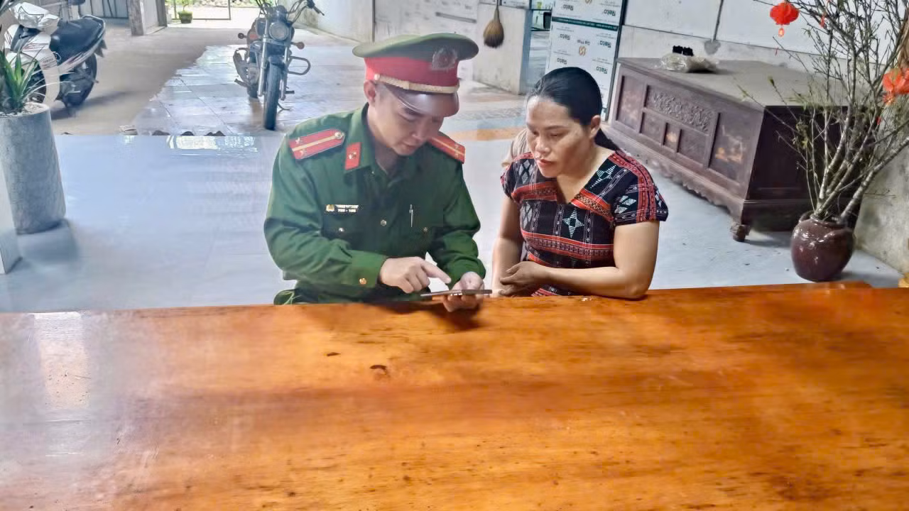Công an xã giúp dân tích hợp tài khoản an sinh xã hội trên VNeiD -0