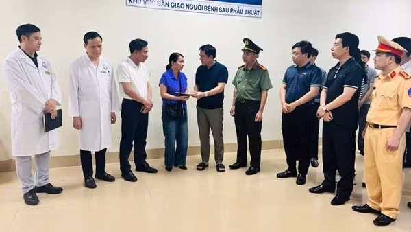 Lãnh đạo tỉnh Phú Thọ thăm, động viên nạn nhân trong vụ tai nạn ở Tam Đảo
