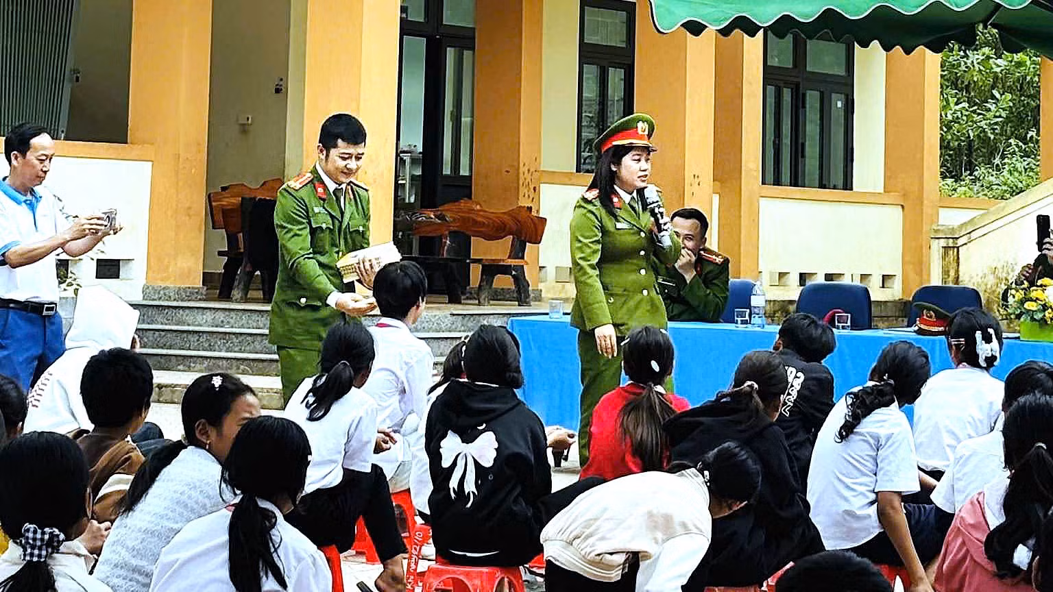 Nữ Đại úy “Ba nhất” của bản làng vùng cao Quảng Trị -0