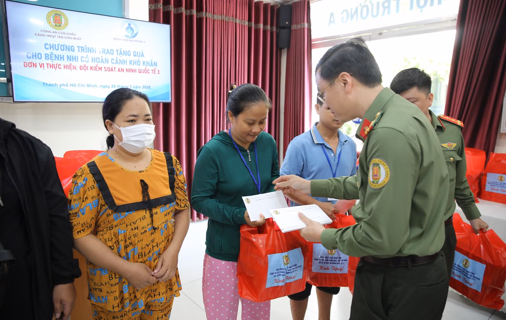 Công an Cửa khẩu Cảng HKQT Tân Sơn Nhất tặng quà cho các bệnh nhi khó khăn -1