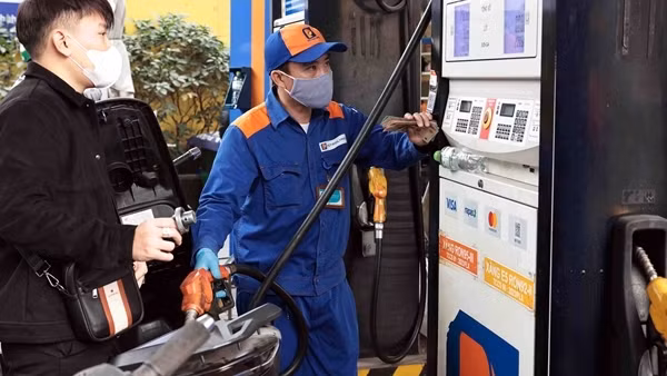 Giá xăng dầu đồng loạt giảm, xăng RON95-III giảm gần 4 nghìn đồng/lít