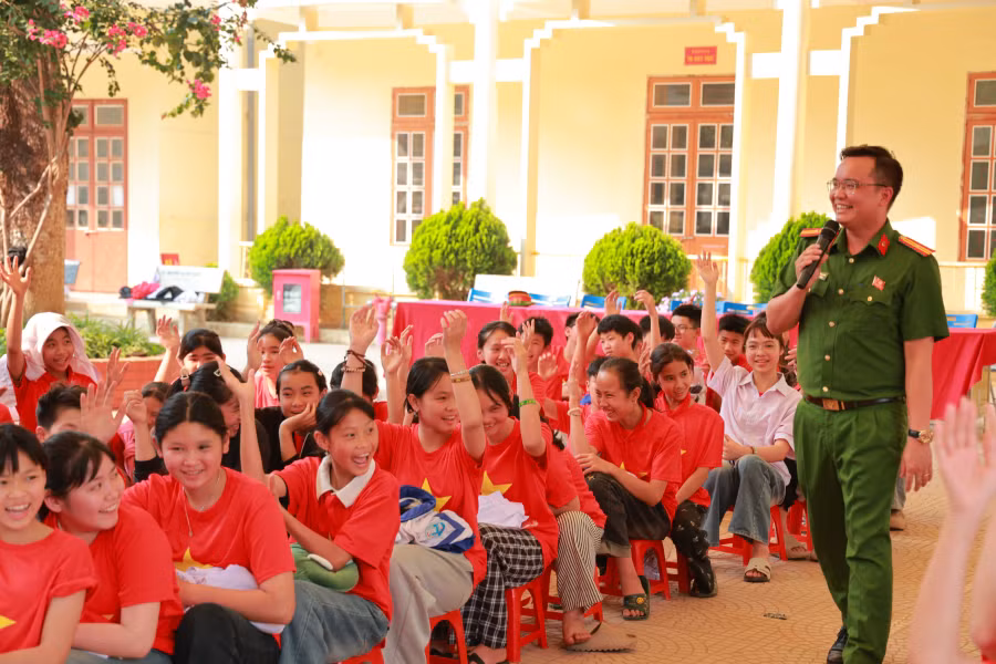 Học viện Cảnh sát nhân dân mang nhiều phần quà ý nghĩa về với học sinh và cán bộ Công an biên giới -0