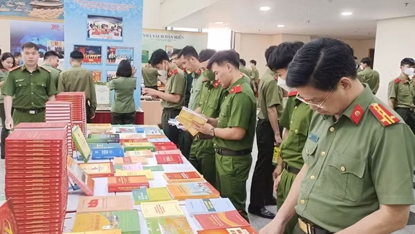 Ngày Sách và Văn hóa đọc trong Công an nhân dân tôn vinh giá trị của sách và người đọc