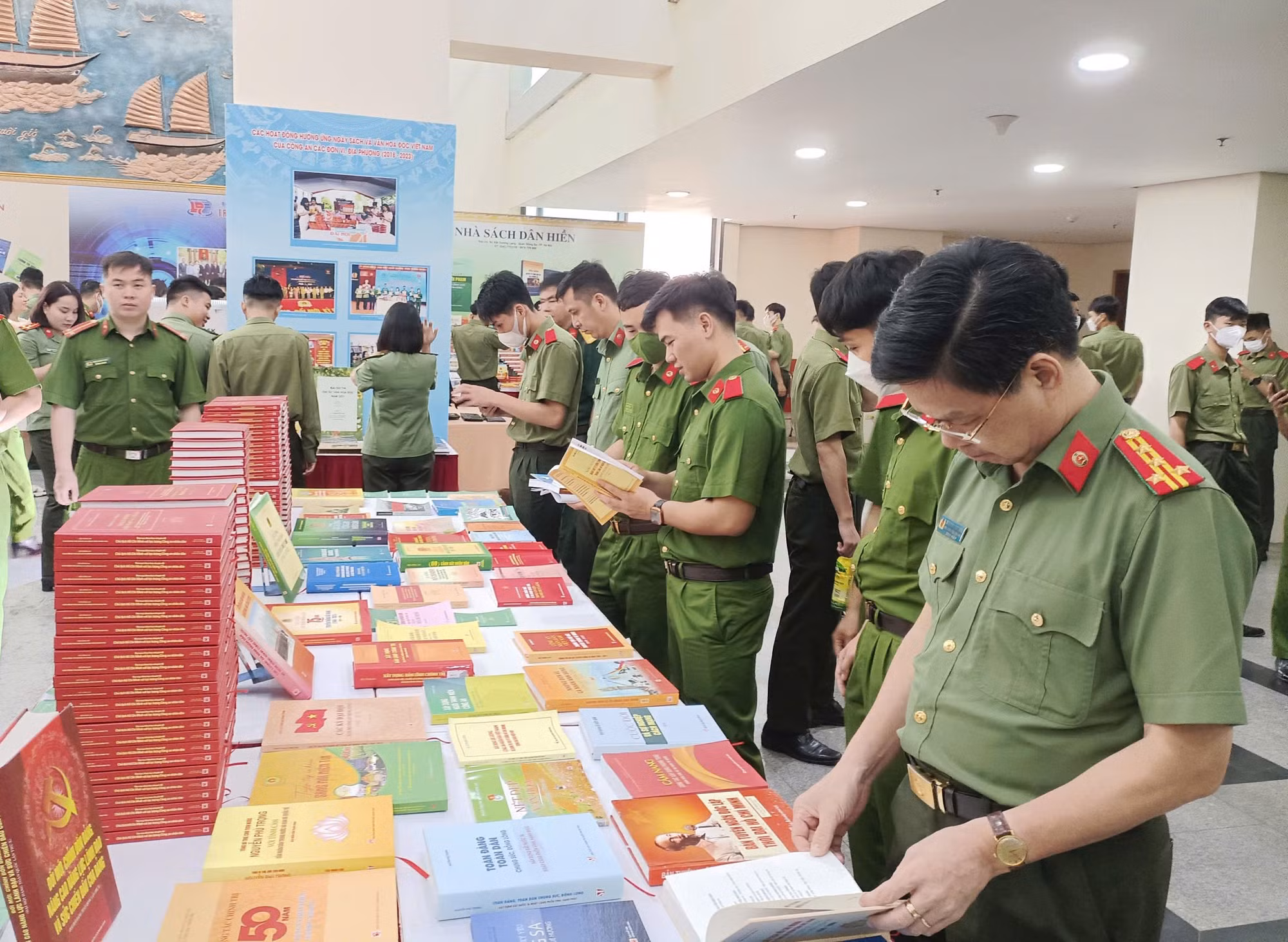 Đa dạng hoạt động Ngày Sách và Văn hóa đọc trong Công an nhân dân -0