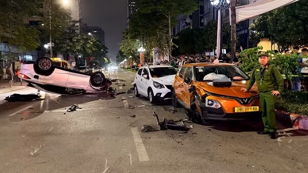 Hiện trường Lexus&nbsp;lật ngửa sau khi tông liên hoàn 5 xe lúc nửa đêm