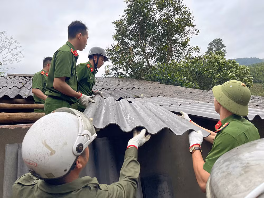Công an cơ sở kịp thời hỗ trợ người dân khắc phục hậu quả giông lốc -0