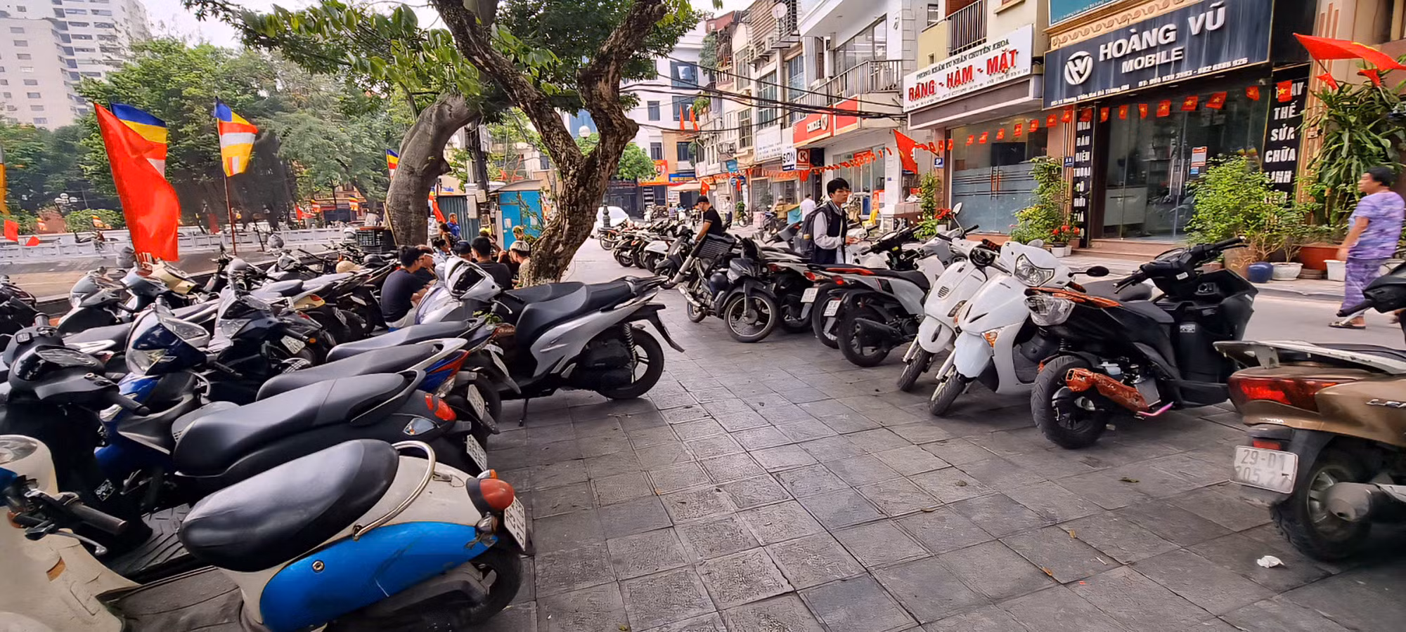 Hà Nội: Điểm trông giữ xe tự phát quanh trường học có tiếp tay cho vi phạm? -0