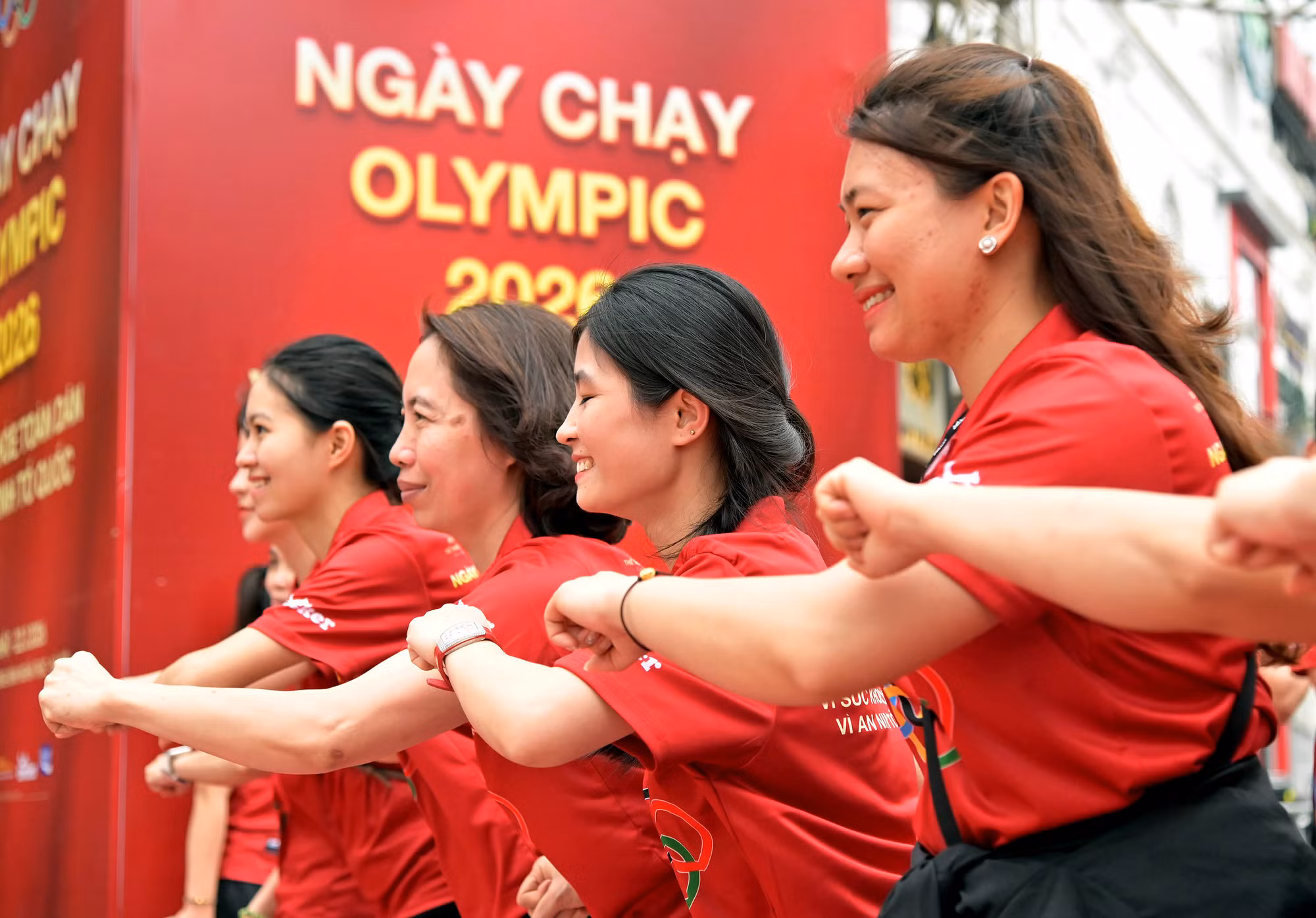 Biển người phủ kín bờ hồ Hoàn Kiếm hưởng ứng Ngày chạy Olympic 2026 -5