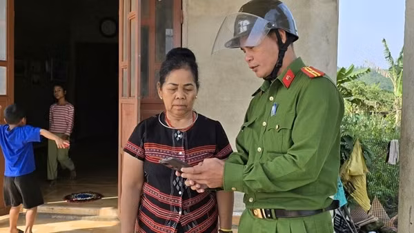 Công an xã miền núi ở Huế nỗ lực giúp dân tích hợp tài khoản an sinh xã hội trên VNeiD