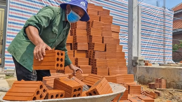 Vật liệu xây dựng “đội giá”, nhiều công trình dân sinh ở Huế thi công cầm chừng