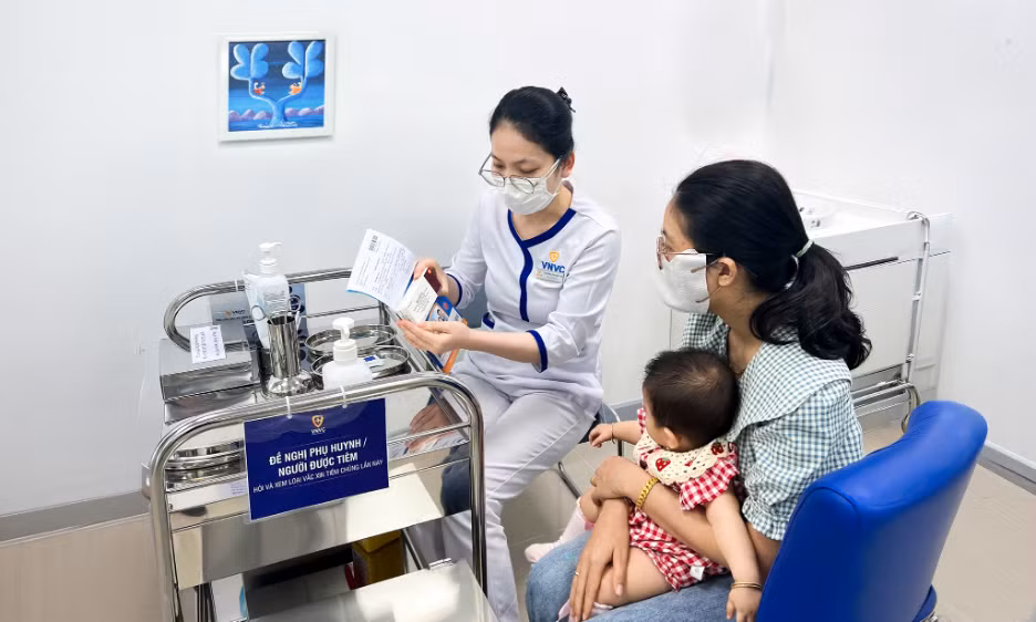 Lo ngại viêm não mô cầu, nhiều người đi tiêm chủng -0
