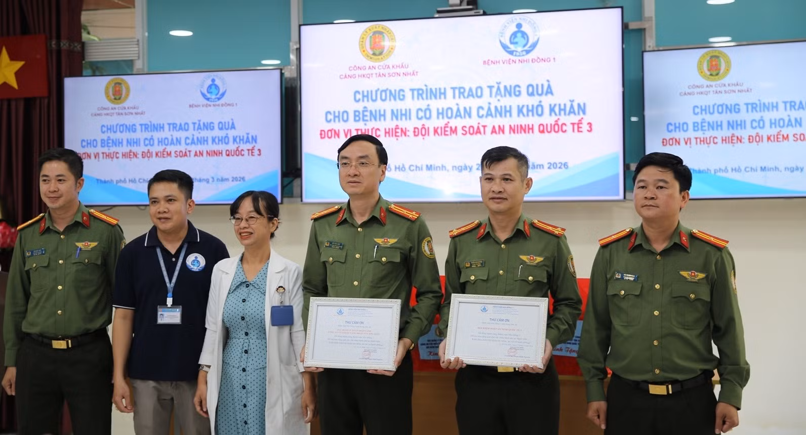 Công an Cửa khẩu Cảng HKQT Tân Sơn Nhất tặng quà cho các bệnh nhi khó khăn -5