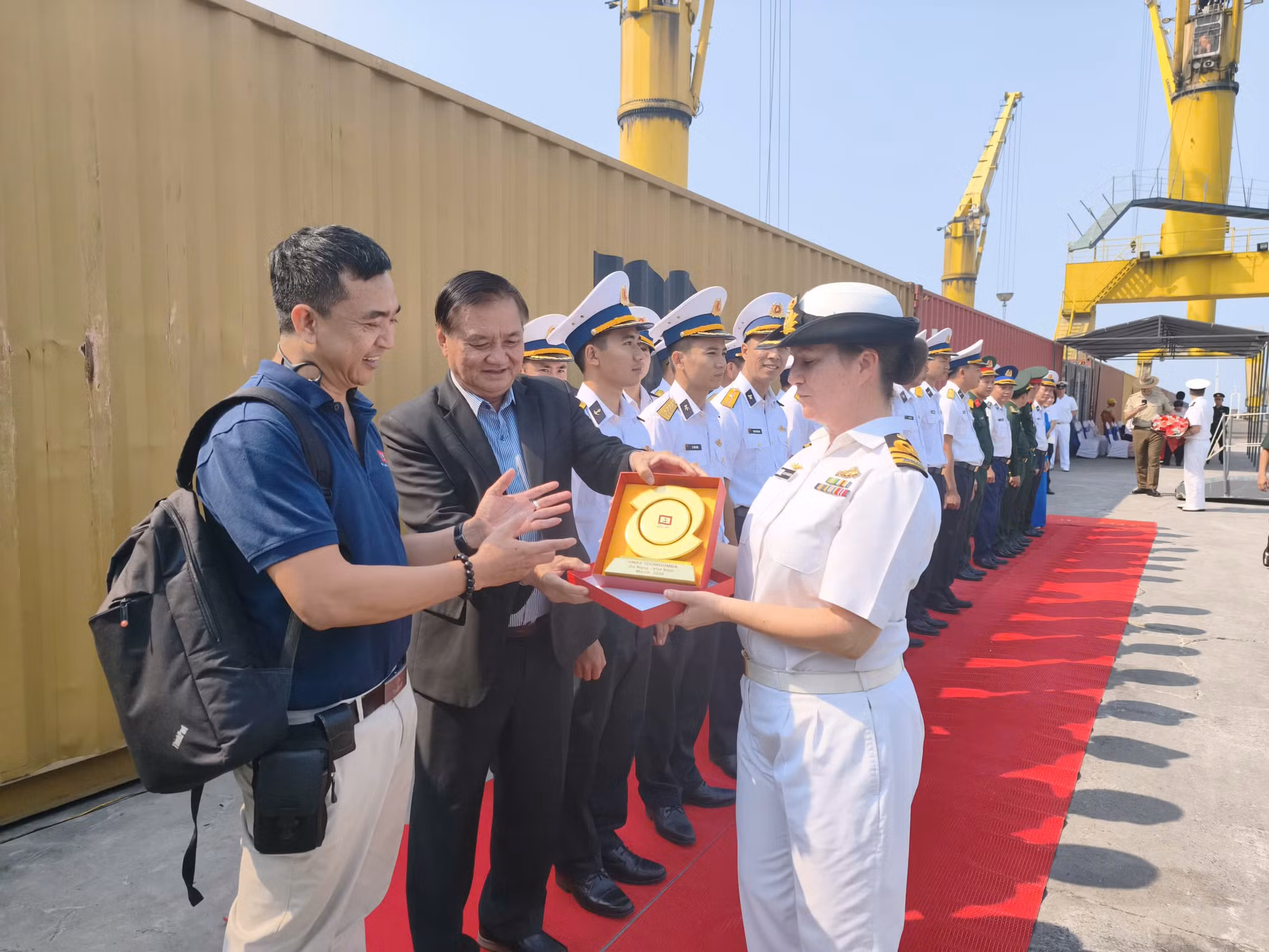 Tàu Hải quân Hoàng gia Australia thăm hữu nghị Đà Nẵng -0