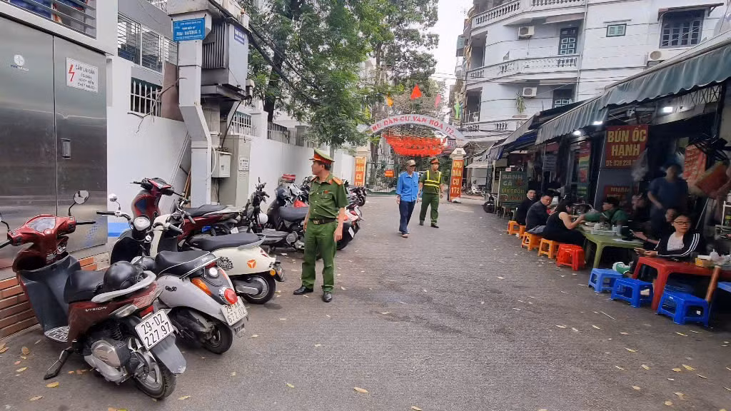 Hà Nội: Điểm trông giữ xe tự phát quanh trường học có tiếp tay cho vi phạm? -0