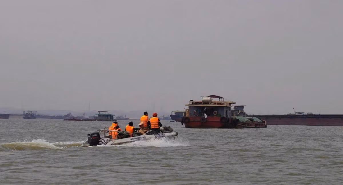 Huy động hơn 40 cán bộ, chiến sĩ tham gia tìm kiếm nạn nhân chìm tàu trên sông Hồng -1