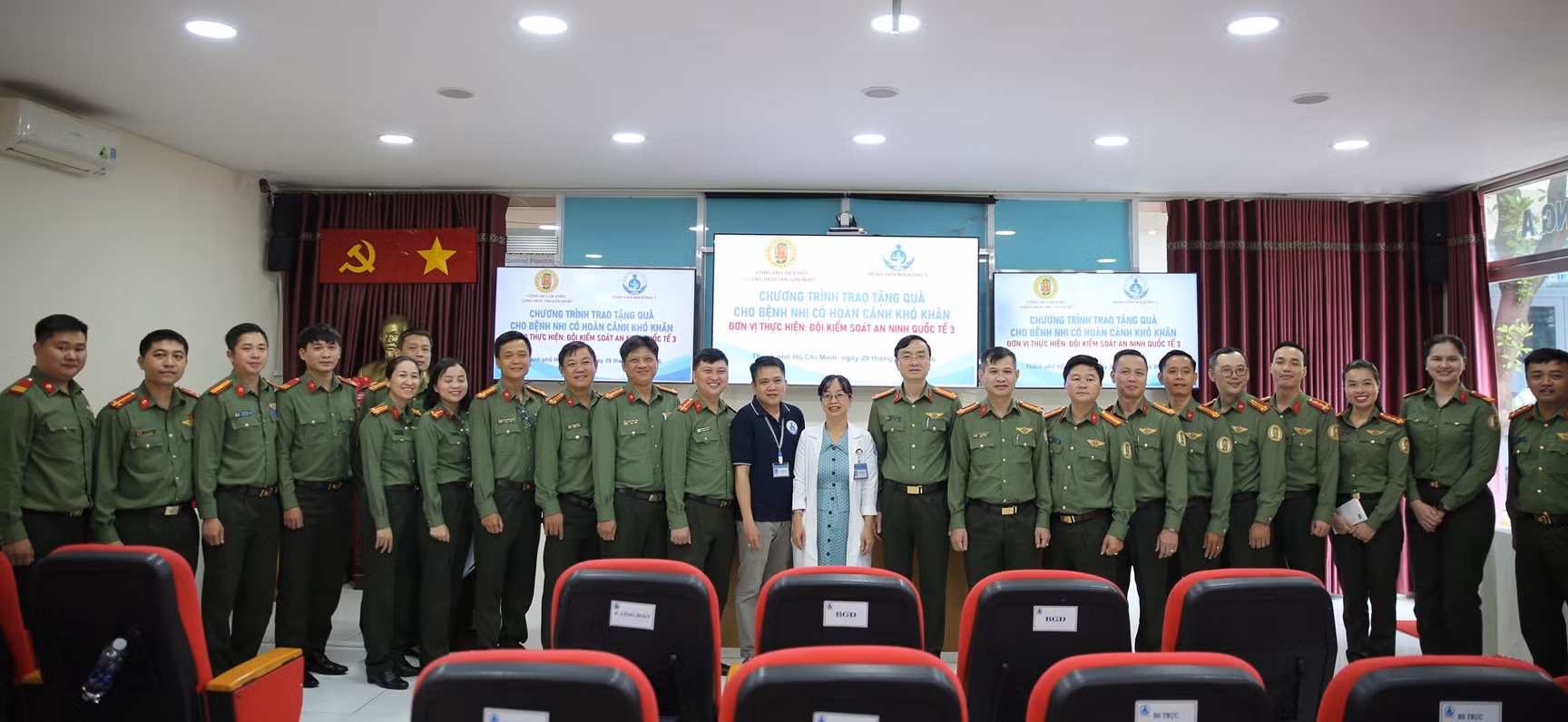 Công an Cửa khẩu Cảng HKQT Tân Sơn Nhất tặng quà cho các bệnh nhi khó khăn -7
