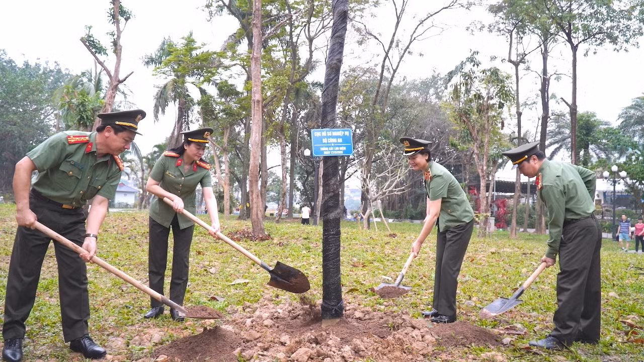 Cục Hồ sơ nghiệp vụ dâng hoa, dâng hương tưởng niệm Anh hùng liệt sĩ Võ Thị Sáu -0