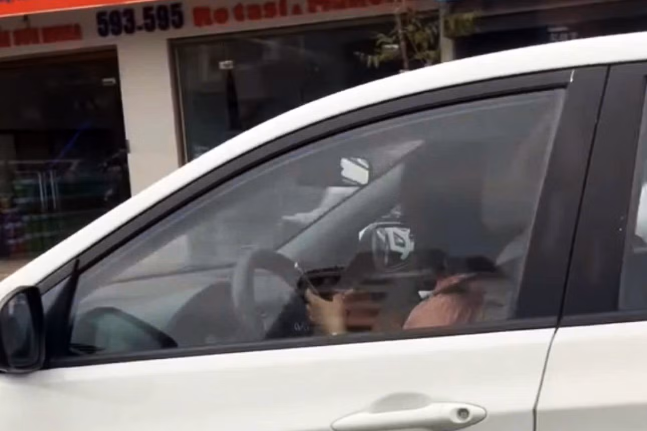 Nữ tài xế mắt dán vào điện thoại, tay bấm không ngừng khi đang lái ô tô -0