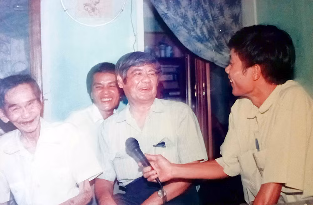 mai thìn trong m-t l-n ph-ng v-n nhà tho nguy-n ðình thi và y-n lan (1).jpg -0