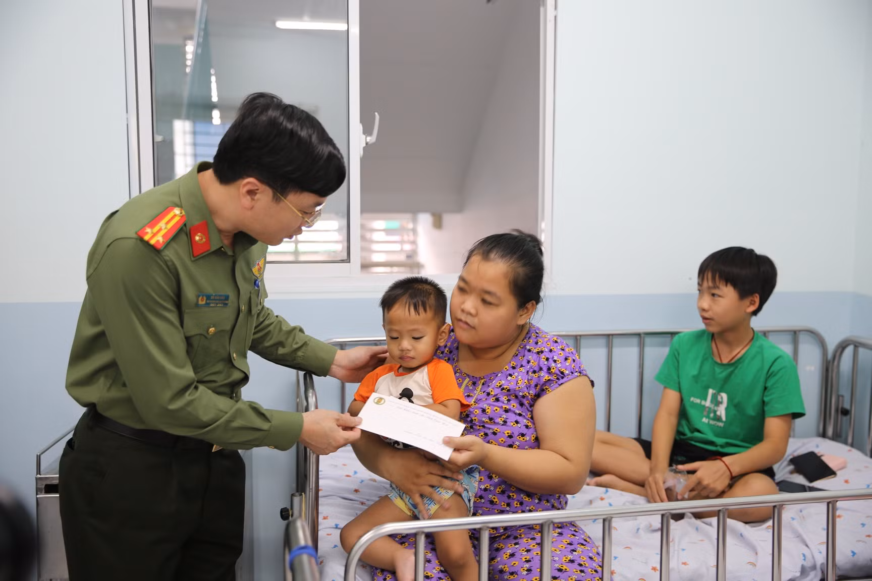 Công an Cửa khẩu Cảng HKQT Tân Sơn Nhất tặng quà cho các bệnh nhi khó khăn -8