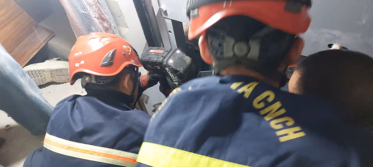 Cảnh sát phòng cháy giải cứu người đàn ông mắc kẹt trong thang máy -0
