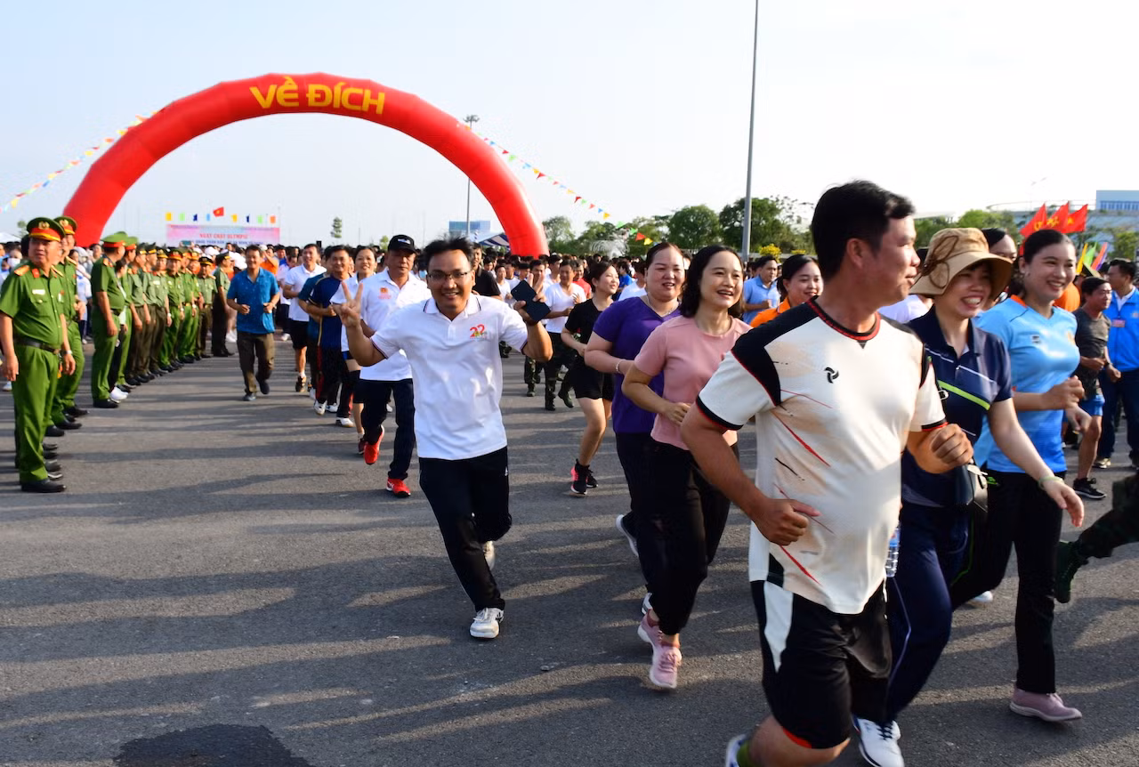 Miền Tây Nam bộ sôi nổi “Ngày chạy Olympic: Vì sức khỏe toàn dân - Vì an ninh Tổ quốc” -0