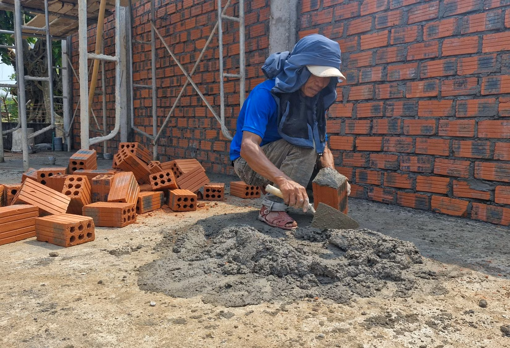 Vật liệu xây dựng “đội giá”, nhiều công trình dân sinh ở Huế thi công cầm chừng -0