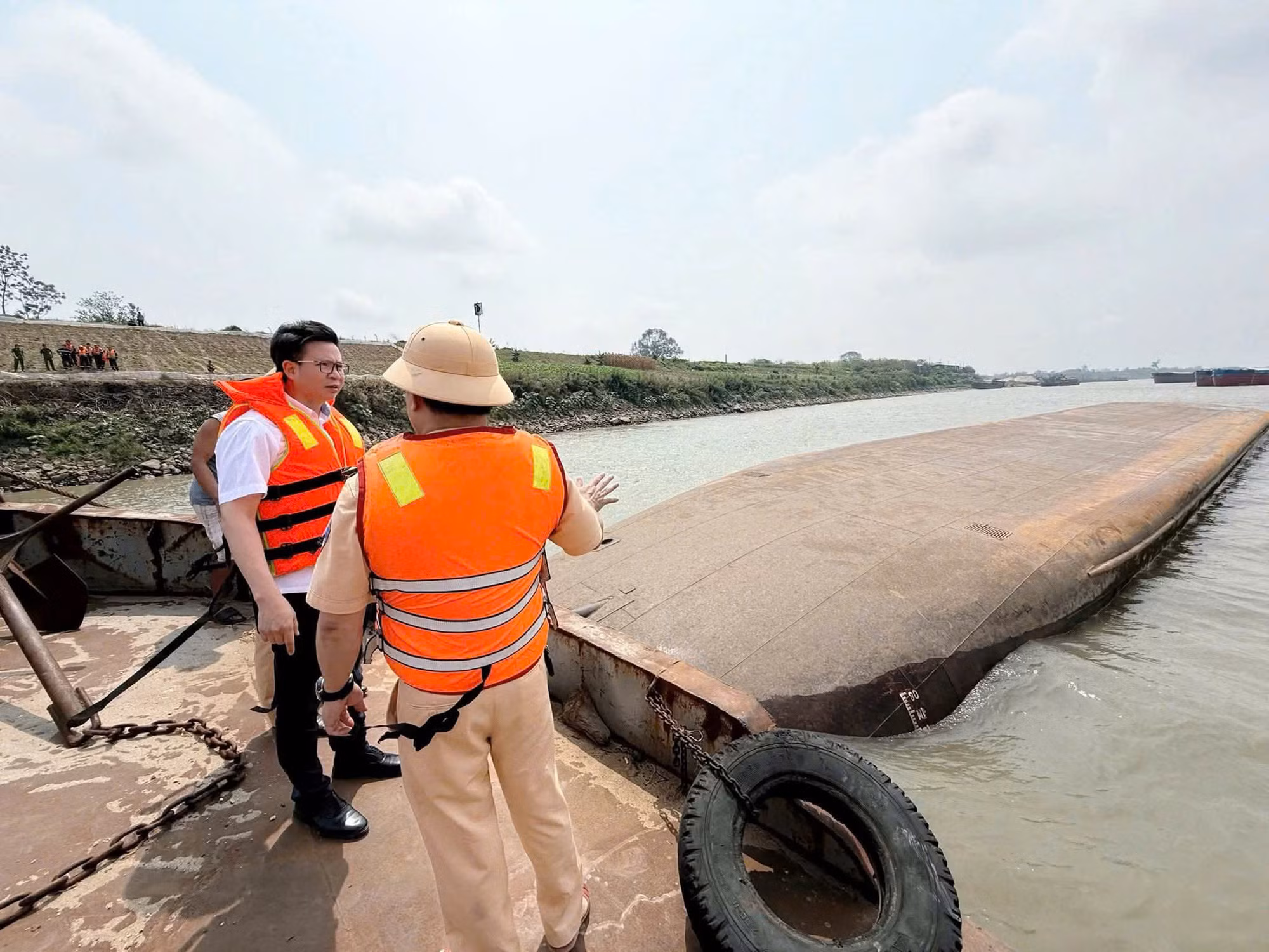 Huy động hơn 40 cán bộ, chiến sĩ tham gia tìm kiếm nạn nhân chìm tàu trên sông Hồng -1