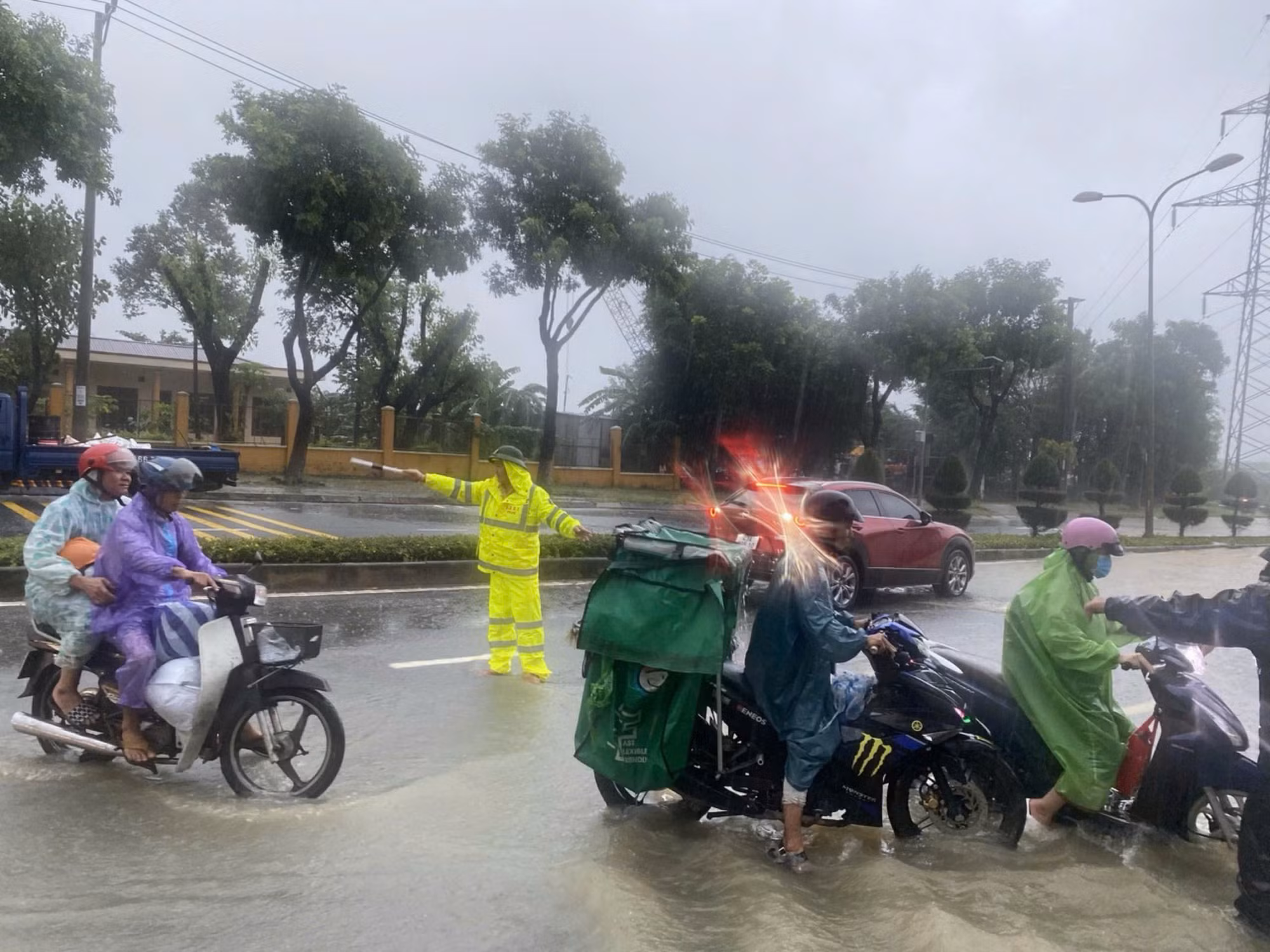 Đà Nẵng mưa lớn ngập nhiều tuyến đường ngập sâu và sạt lở núi -2