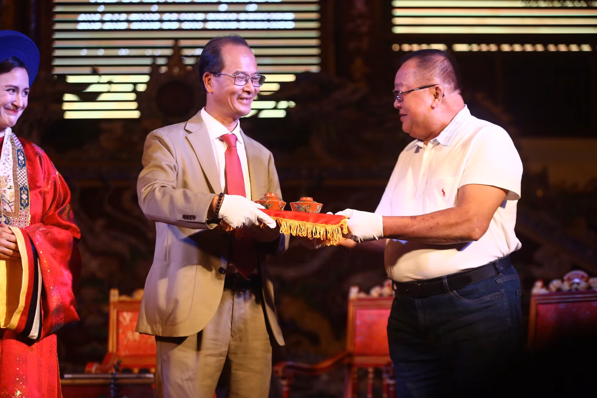 Cuốn sách đặc biệt về vua Hàm Nghi - Hoàng đế lưu vong, nghệ sĩ ở Alger -0