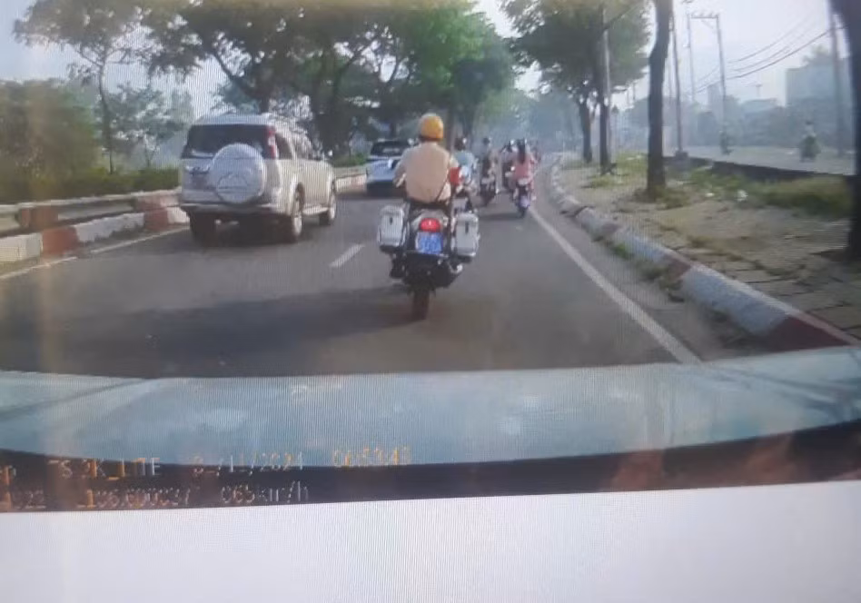 CSGT dẫn đường đưa sản phụ mang thai đôi &nbsp;vào viện kịp sinh kịp thời -0