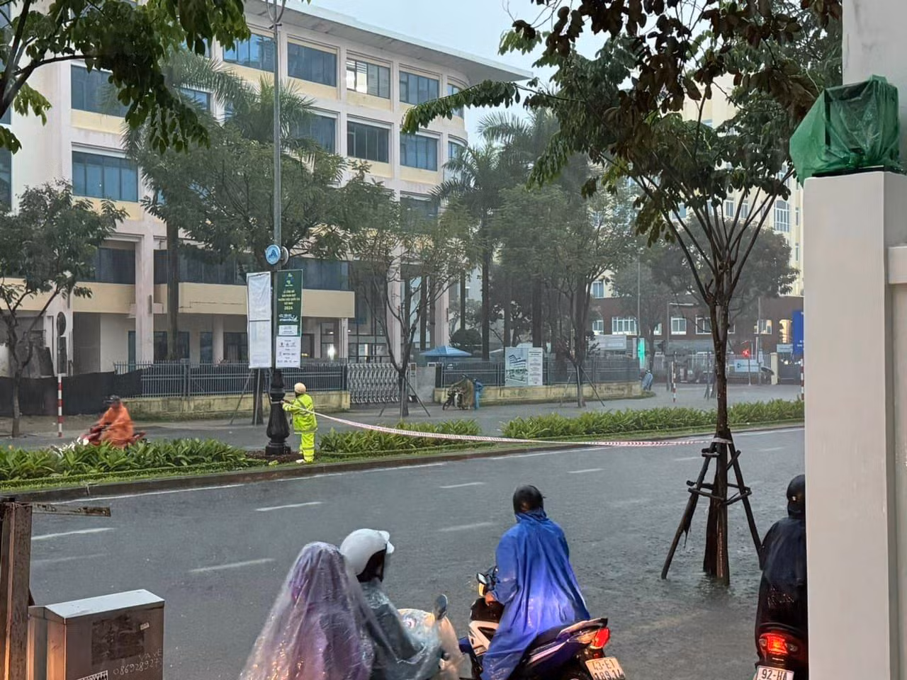 Đà Nẵng mưa lớn ngập nhiều tuyến đường ngập sâu và sạt lở núi -0