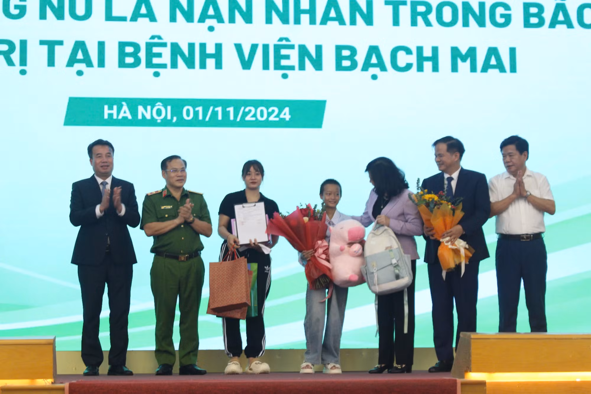 Bé gái Làng Nủ nguy kịch xuất viện sau 50 ngày điều trị -0