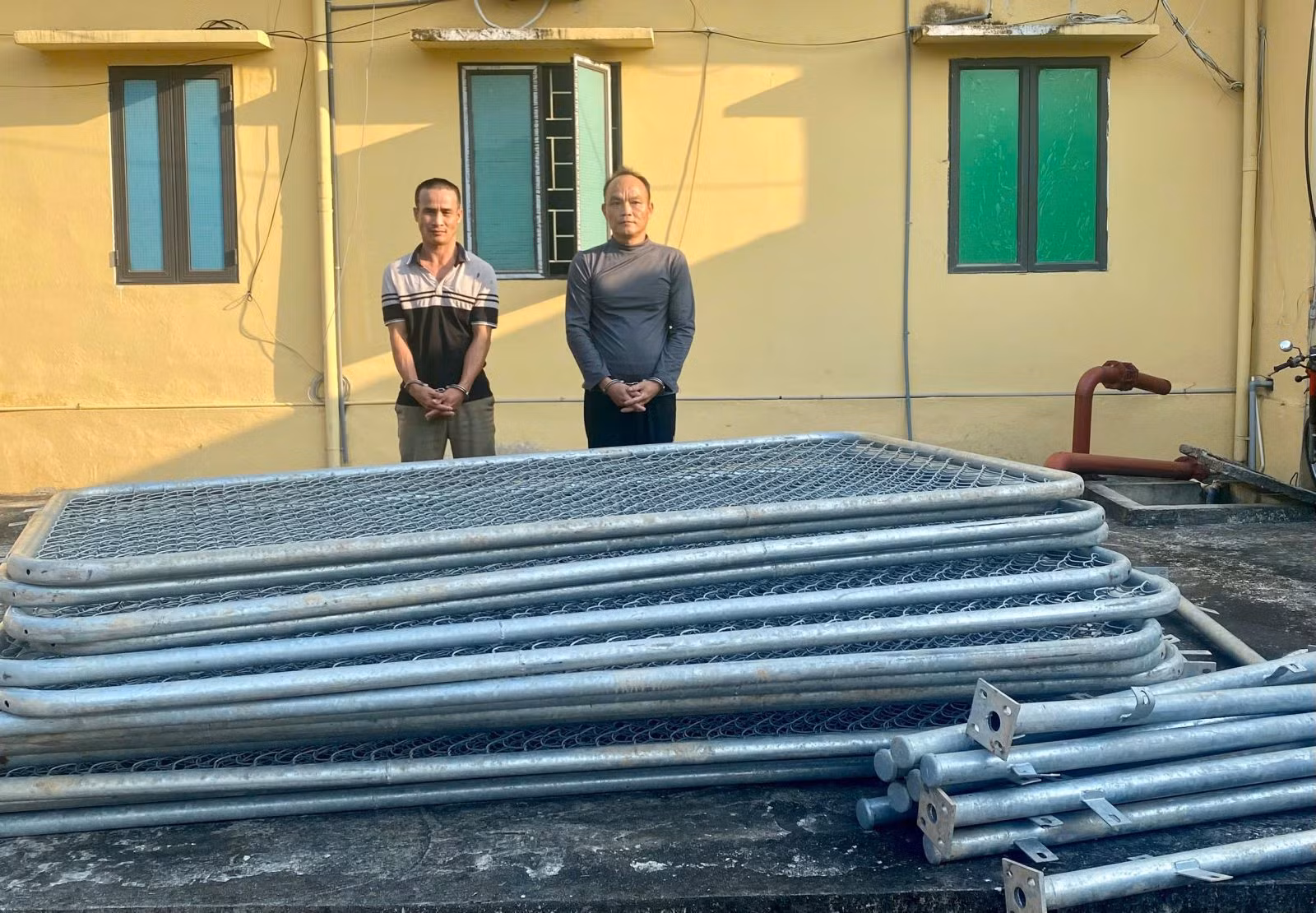 Bắt 2 đối tượng trộm tấm rào sắt cao tốc Bắc – Nam -0