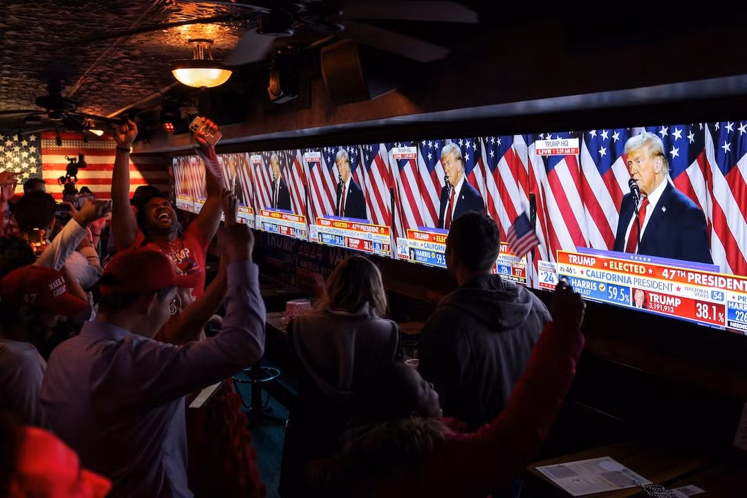 Người Mỹ đón bình minh trong chiến thắng ngoạn mục của ông Trump -0